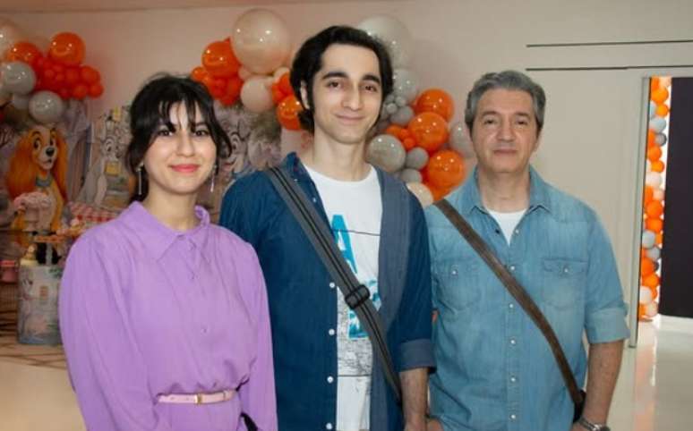 Jo&atilde;o Paulo entre a irm&atilde;, Maria, e o pai, Rafael: fam&iacute;lia avessa a aparecer na m&iacute;dia