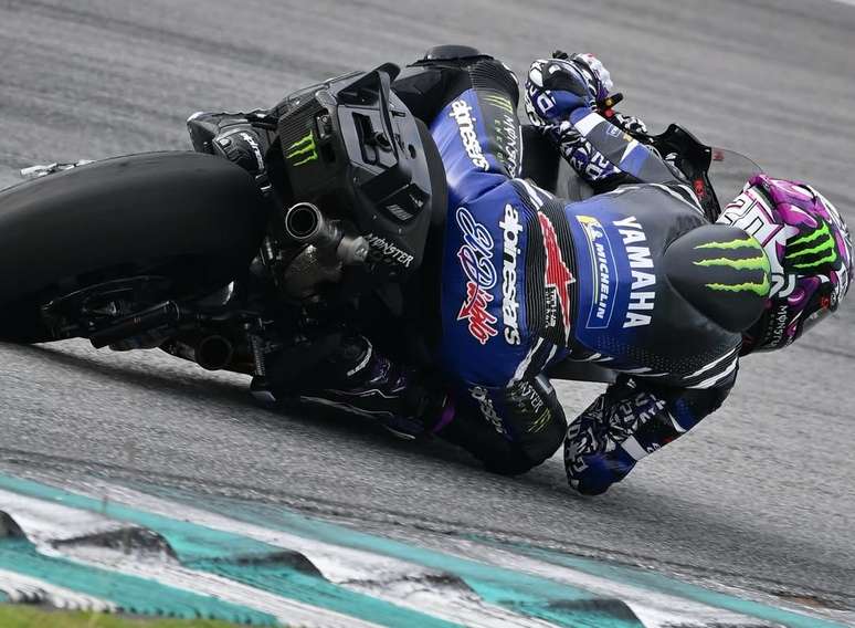 Fabio Quartararo sofreu fratura em um dedo da m&atilde;o ap&oacute;s queda no primeiro dia de testes em Sepang e ficou fora das atividades seguintes por precau&ccedil;&atilde;o