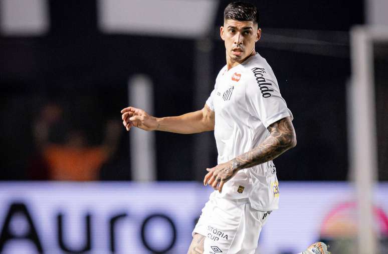 Adonis Fr&iacute;as sente desconforto na panturrilha e vira d&uacute;vida no Santos &ndash;