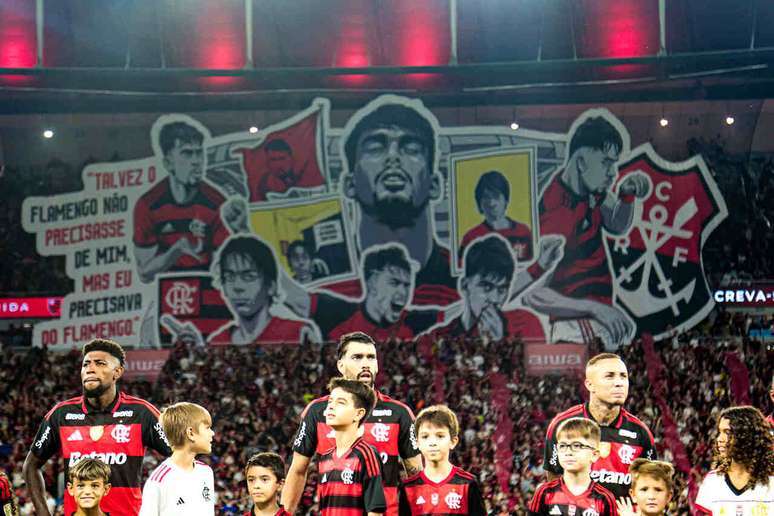 Torcida do Flamengo levantou mosaico para Paquet&aacute; antes de a bola rolar &ndash;