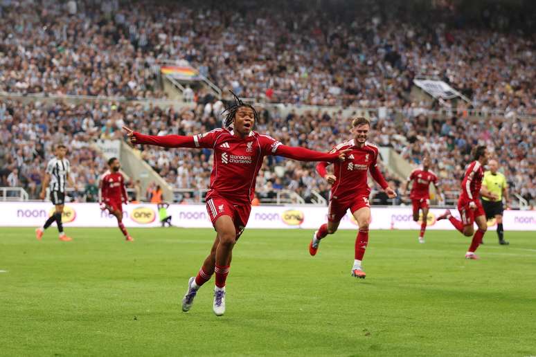 Ngumoha comemorando o gol da vit&oacute;ria do Liverpool sobre o Newcastle 