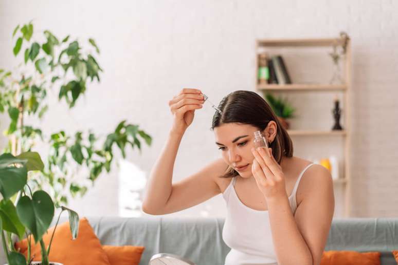 O tratamento para queda de cabelo pode envolver medica&ccedil;&otilde;es t&oacute;picas ou orais, corre&ccedil;&atilde;o de defici&ecirc;ncias nutricionais e procedimentos m&eacute;dicos 