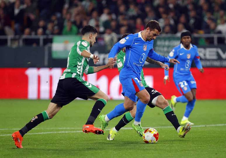 Jogadores de Betis e Atl&eacute;tico de Madrid em disputa de bola na Copa do Rei &ndash;
