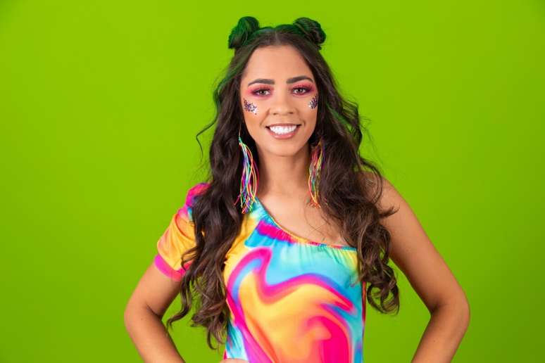 Com alguns acess&oacute;rios, &eacute; poss&iacute;vel criar um look carnavalesco sem comprar roupas novas 