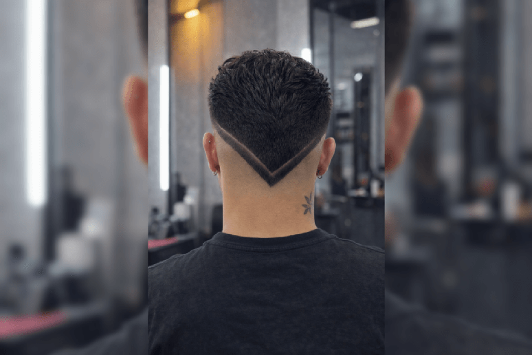 O corte &ldquo;V atr&aacute;s&rdquo; valoriza o acabamento da nuca e adiciona personalidade ao visual masculino 