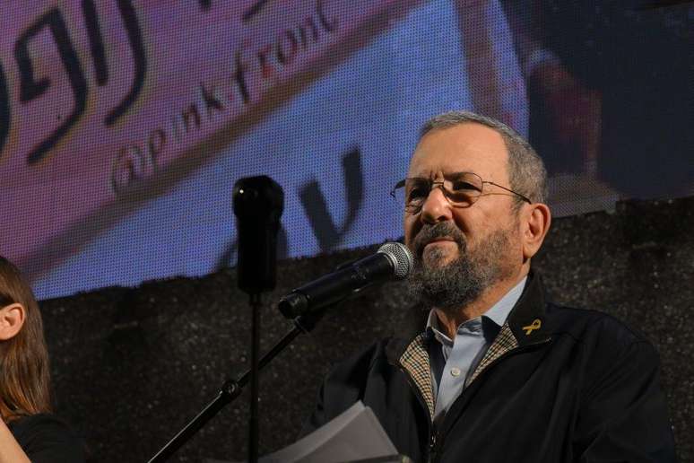 Ehud Barak est&aacute; falando em um microfone.