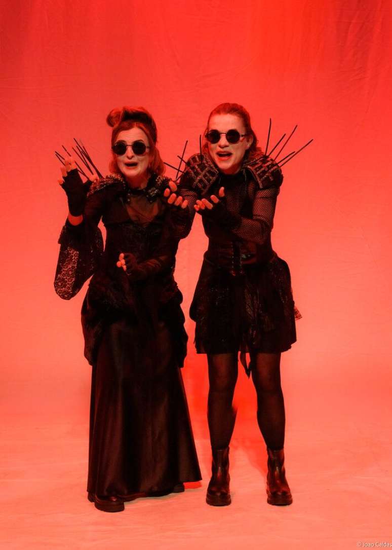 'O espet&aacute;culo reflete sobre a capacidade humana de produzir viol&ecirc;ncia', afirma Vera Zimmermann (&agrave; dir.)