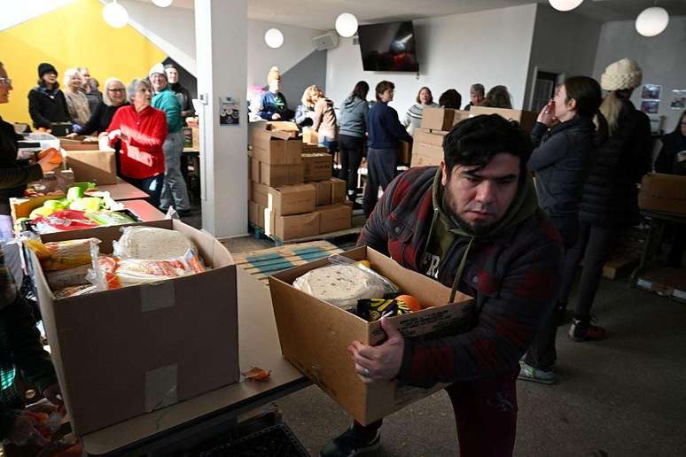 Os frequentadores da igreja Evang[elica Dios Habla Hoy se organizaram para distribuir comida aos migrantes