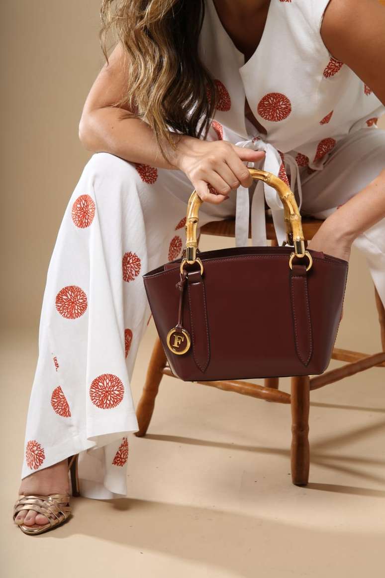 Bolsa com al&ccedil;a de bambu da Follis 