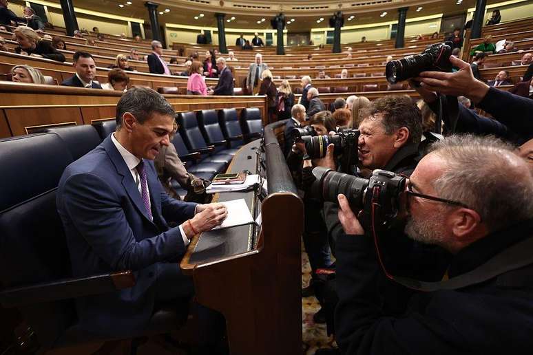 S&aacute;nchez aprovou a mais recente regulariza&ccedil;&atilde;o de imigrantes sem passar pelo Parlamento, onde n&atilde;o tinha o apoio necess&aacute;rio