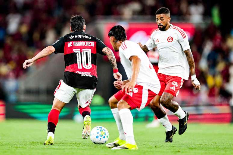 Flamengo, de de Arrascaeta, fica no empate com o Inter e ouve vaias da torcida &ndash;