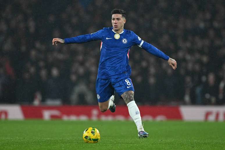 Enzo Fern&aacute;ndez em a&ccedil;&atilde;o com a camisa do Chelsea na semifinal da Copa da Liga Inglesa &ndash;
