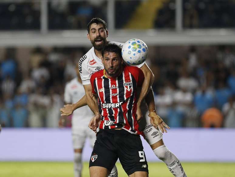 Calleri volta a ser protagonista do S&atilde;o Paulo em cl&aacute;ssicos e faz do Santos maior v&iacute;tima &ndash;