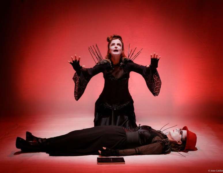 Com Clara Carvalho e Vera Zimmermann, montagem &eacute; pontuada pela proje&ccedil;&atilde;o de filmes e fotos