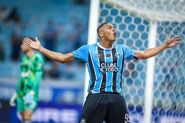 Carlos Vin&iacute;cius comemora um dos gols marcados na vit&oacute;ria do Gr&ecirc;mio 