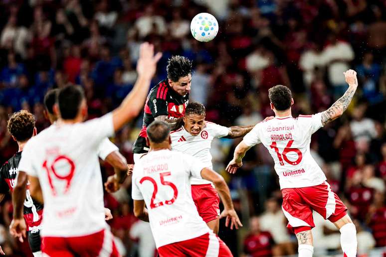Defesa do Internacional durante jogo contra o Flamengo &ndash;