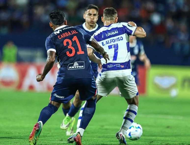 No primeiro tempo, os dois times tiveram chances claras de marcar no confronto &ndash;