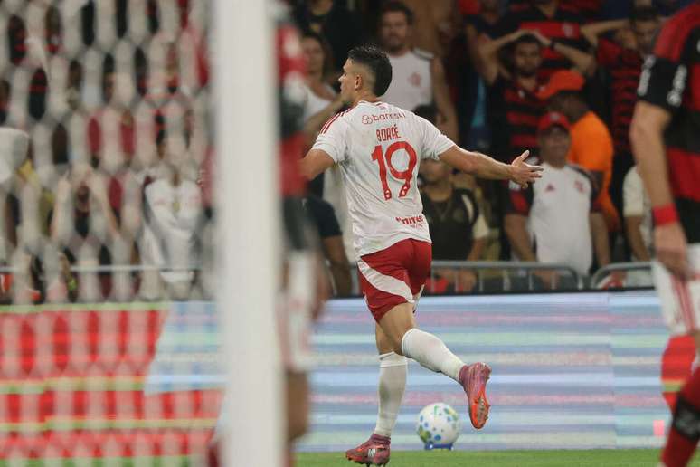 Borr&eacute; marcou um lindo gol no Maracan&atilde;, abrindo o placar para o Internacional &ndash;