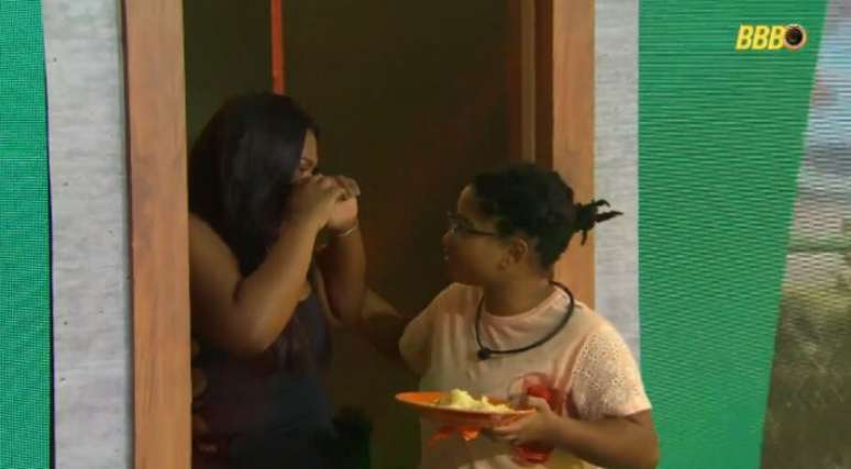 Chaiany chora com saudade da filha, Lara