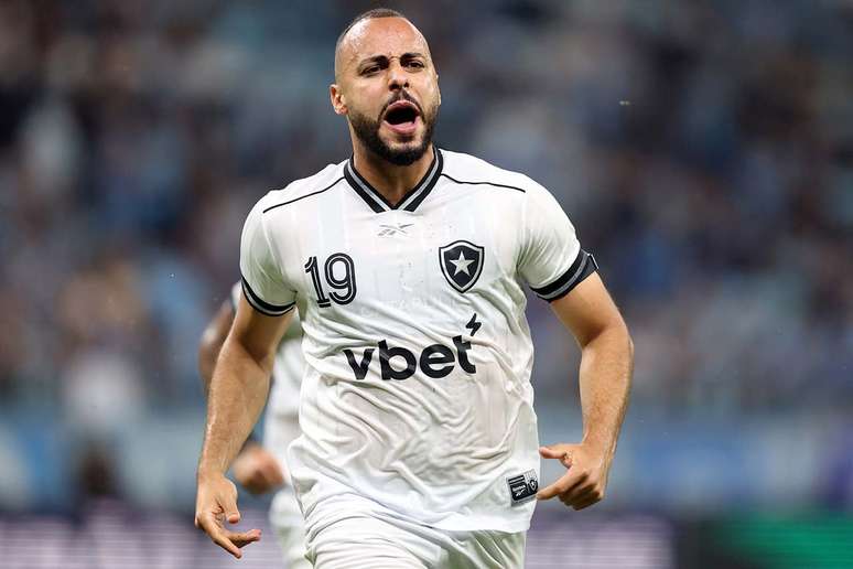 Cabral celebra gol. Botafogo fez tr&ecirc;s e levou cinco &ndash;