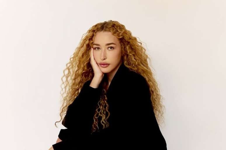 Gabrielle Gambine posa para ensaio fotogr&aacute;fico