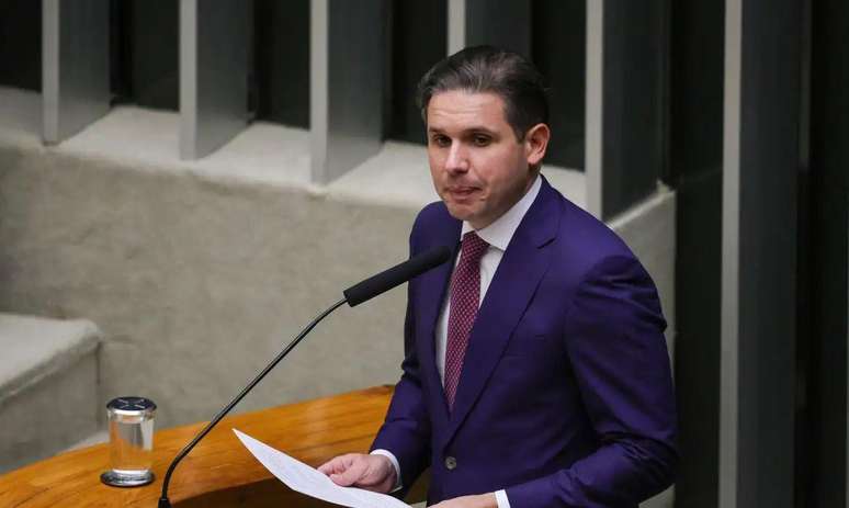 'Devemos acelerar o debate sobre a PEC 6x1, com equil&iacute;brio e responsabilidade, ouvindo trabalhadores e empregadores', disse Hugo Motta na segunda-feira (2/2)