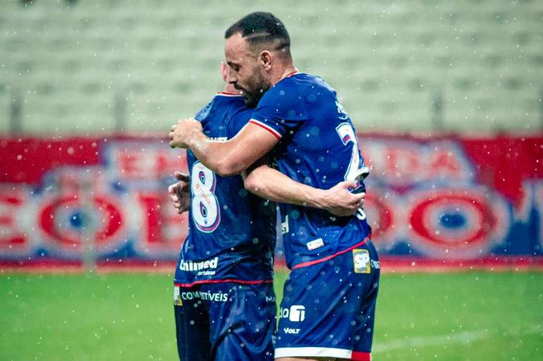 Pikachu e Mois&eacute;s em jogo do Fortaleza em 2025 &ndash; Jo&atilde;o Moura/FEC