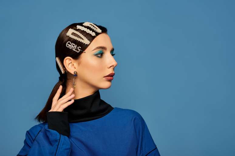 Os grampos e tic-tacs se afastam da obviedade funcional e passam a integrar a narrativa visual no styling 