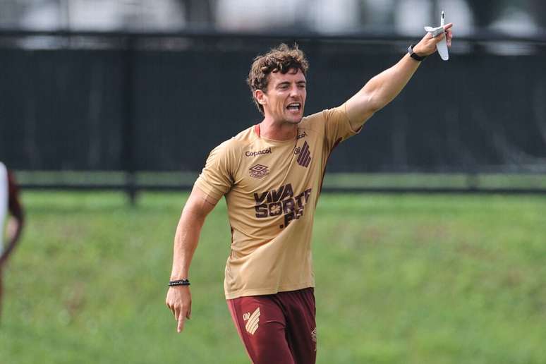 Jo&atilde;o Correia volta ao comando do Furac&atilde;o no Paranaense &ndash;