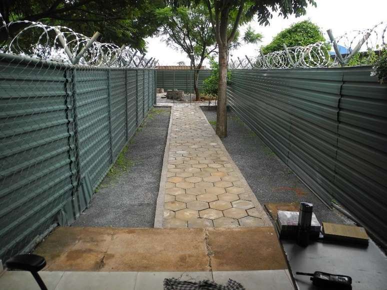 Parte externa da cela de Bolsonaro, que abriga uma varanda e um espa&ccedil;o privativo ao ar livre