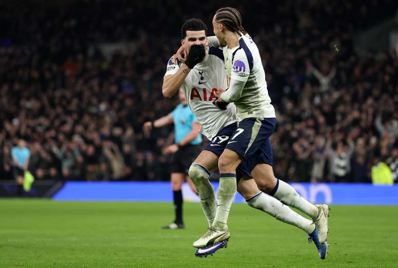 Solanke comemorando o empate do Tottenham 