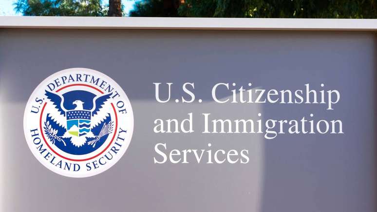 Agentes do ICE usam m&aacute;scaras em opera&ccedil;&otilde;es por seguran&ccedil;a e para proteger identidade, principalmente em a&ccedil;&otilde;es contra redes de tr&aacute;fico e grupos criminosos &ndash; depositphotos.com / MichaelVi