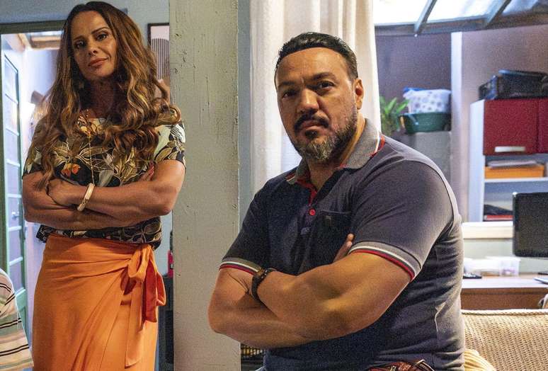 Vivi Ara&uacute;jo como Consuelo ao lado de Misael (Belo) em &ldquo;Tr&ecirc;s Gra&ccedil;as&rdquo; (