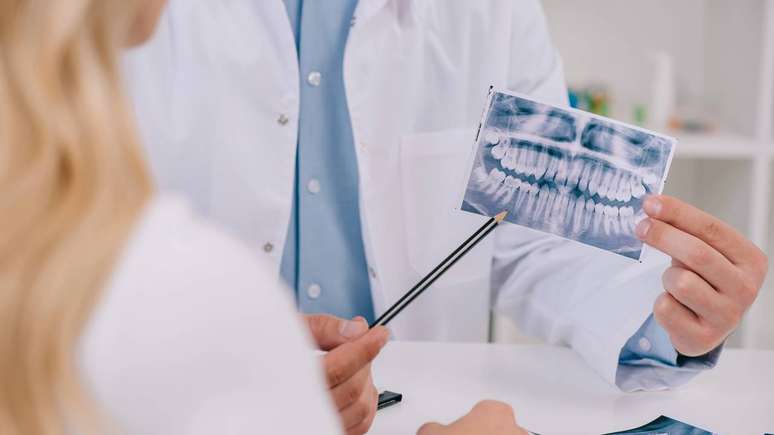 Na odontologia, cresce o interesse em compreender o poss&iacute;vel papel da CaneCPI-5 em doen&ccedil;as inflamat&oacute;rias cr&ocirc;nicas, como a periodontite, que acomete o ligamento periodontal, o osso alveolar e a gengiva &ndash; depositphotos.com / IgorVetushko