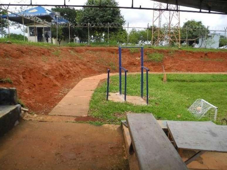 Pista de caminhada e campo de futebol localizados na &aacute;rea comum