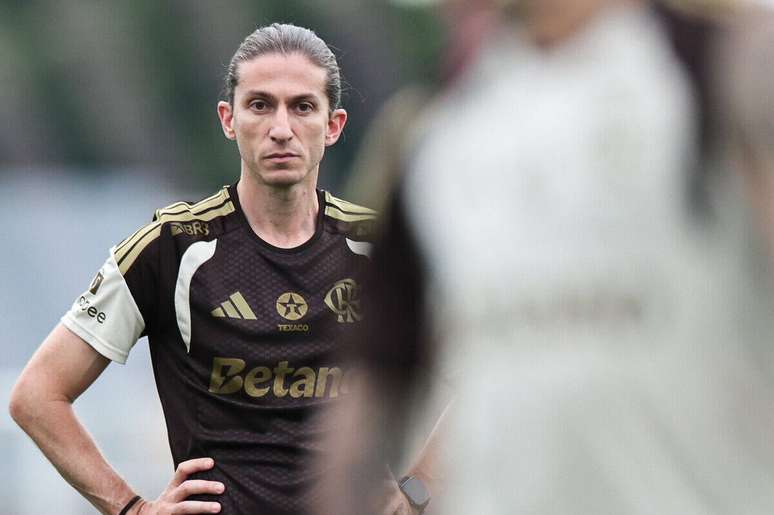 Filipe Lu&iacute;s deseja um centroavante com caracter&iacute;sticas diferentes de Pedro &ndash;