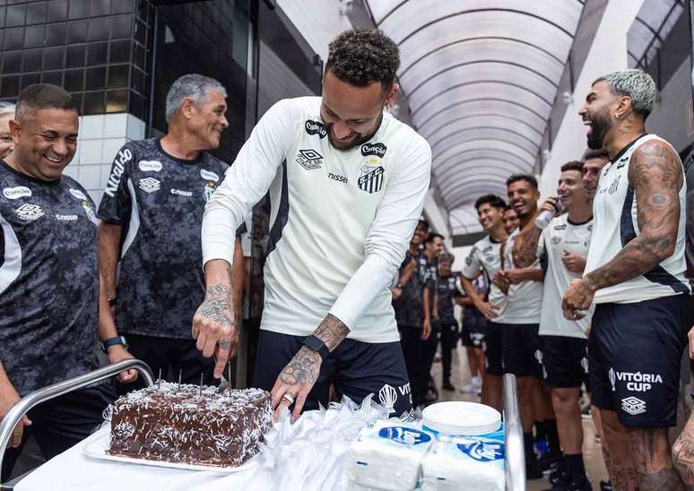 Neymar ganhou bolo e comemorou seu anivers&aacute;rio em per&iacute;odo de treinos no Santos &ndash;