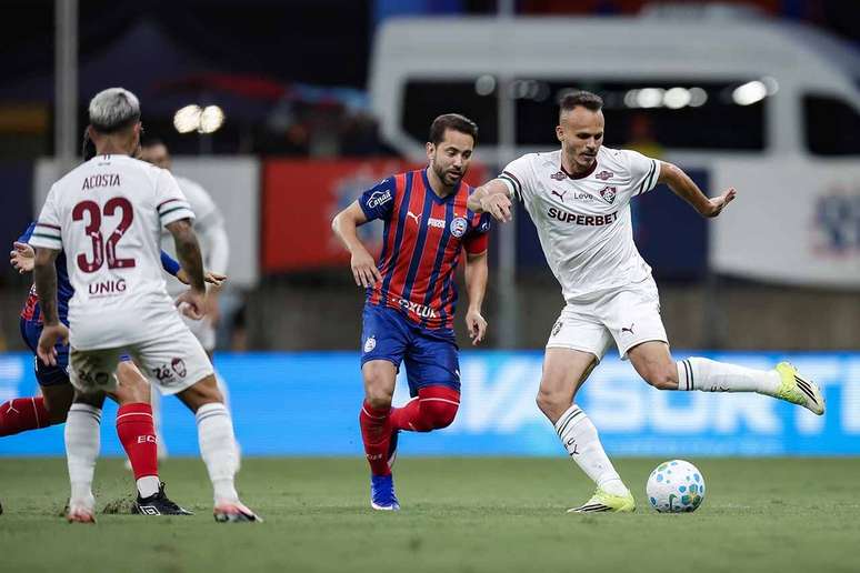 Ren&ecirc; est&aacute; com a bola o Fluminense, enquanto Everton Ribeiro, seu ex-companheiro no Flamengo, chega perto justamente para ajudar o Bahia na marca&ccedil;&atilde;o &ndash;