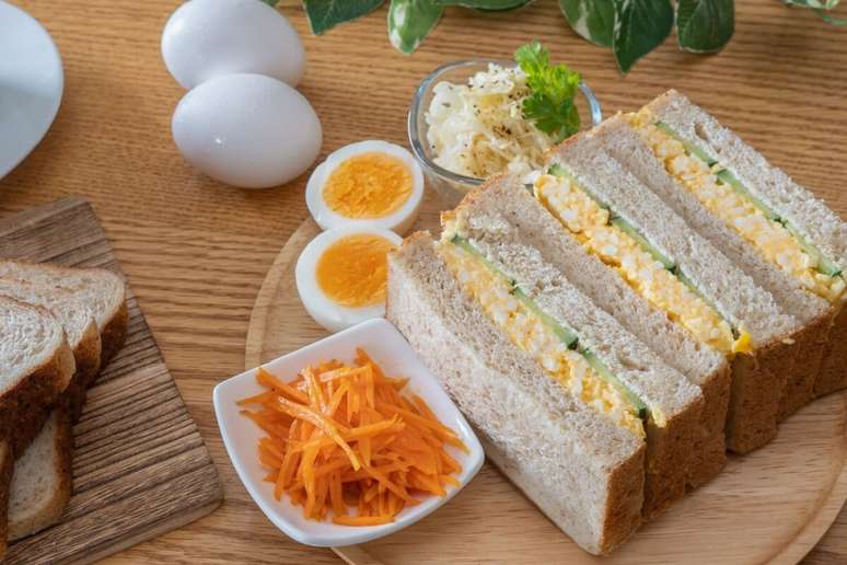 Sandu&iacute;che de ovo com pepino 