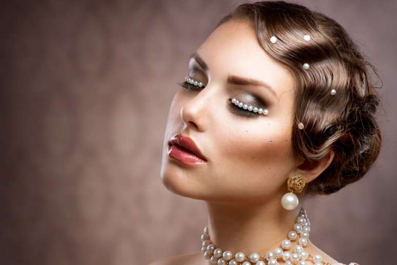 As p&eacute;rolas ajudam a iluminar o penteado de Carnaval sem pesar 