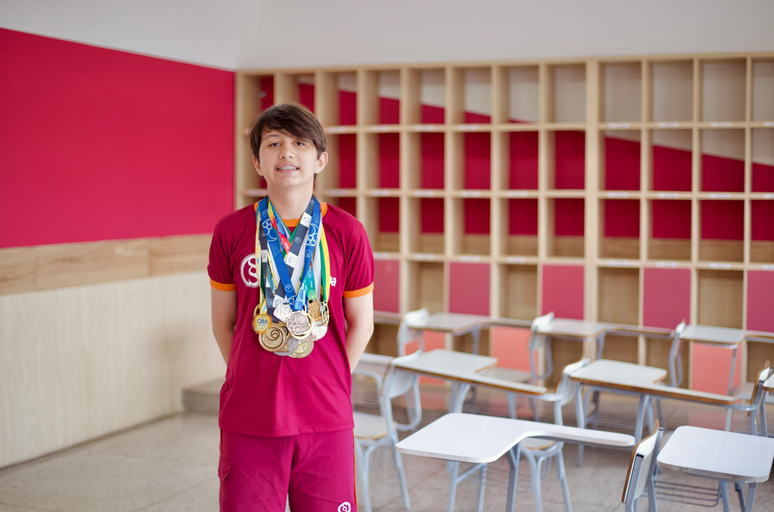 Bernardo, de 12 anos, tem mais de 80 medalhas em olimp&iacute;adas do conhecimento
