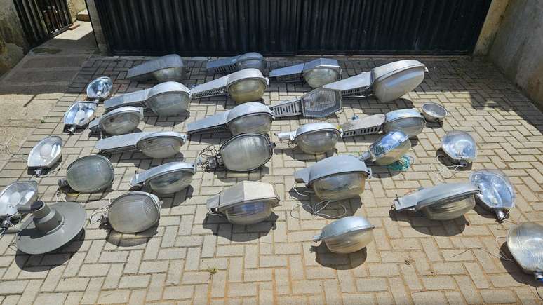 Curitibano transforma paix&atilde;o de inf&acirc;ncia em acervo inusitado de 100 lumin&aacute;rias p&uacute;blicas