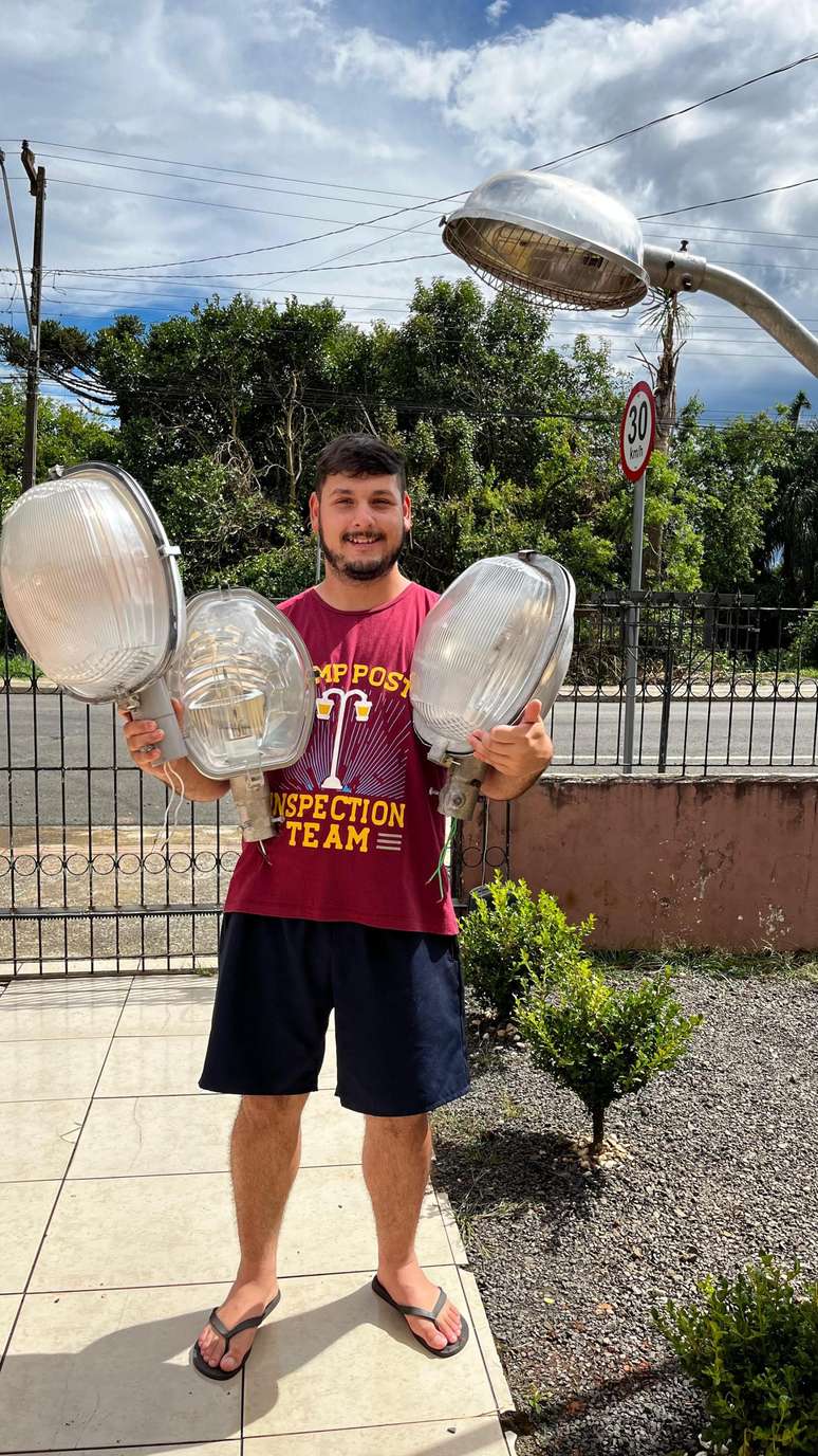 Curitibano transforma paix&atilde;o de inf&acirc;ncia em acervo inusitado de 100 lumin&aacute;rias p&uacute;blicas