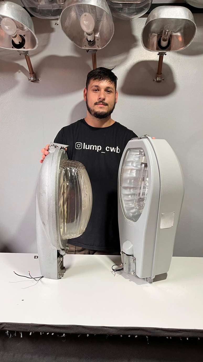 Curitibano transforma paix&atilde;o de inf&acirc;ncia em acervo inusitado de 100 lumin&aacute;rias p&uacute;blicas EDITAR  ​