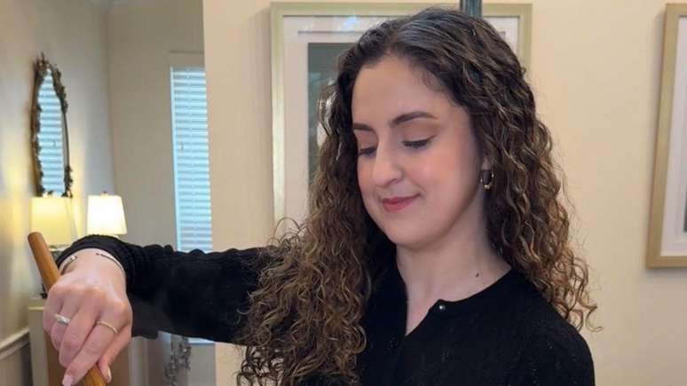 Parte do m&eacute;todo da m&atilde;e de Fadwa Hilili para lavar frango consiste em esfregar a carne crua com sal e suco de lim&atilde;o e depois deix&aacute;-la de molho em &aacute;gua