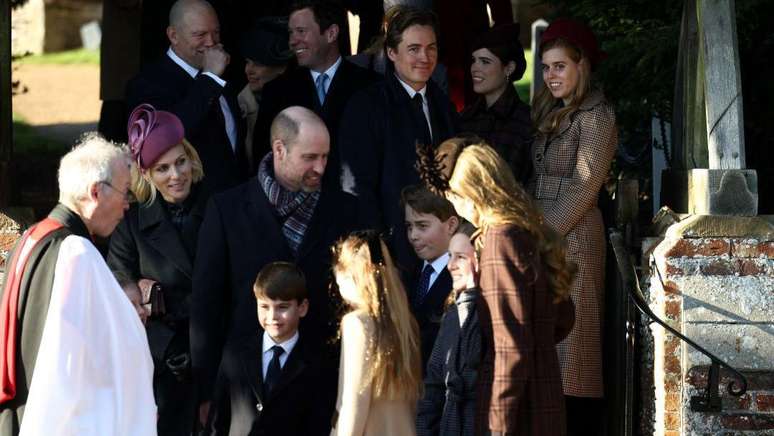 Enquanto seus pais estavam ausentes, as princesas participaram da missa real de Natal em Sandringham