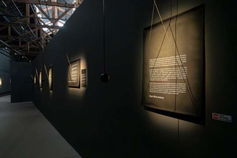 Descri&ccedil;&otilde;es das fotos que aparecem nas cortinas foram feitas por IA para buscar 'a neutralidade de uma m&aacute;quina'