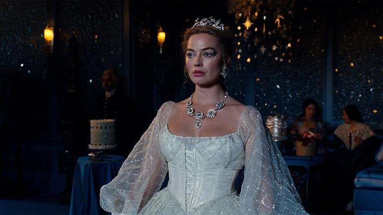 క్యాథీ యొక్క వివాహ దుస్తులు చిత్రం యొక్క అత్యంత విమర్శనాత్మక అంశాలలో ఒకటి.