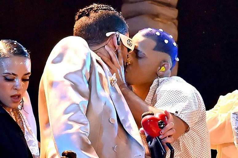 Bad Bunny beijou um dos seus bailarinos durante a entrega dos pr&ecirc;mios da MTV em 2022