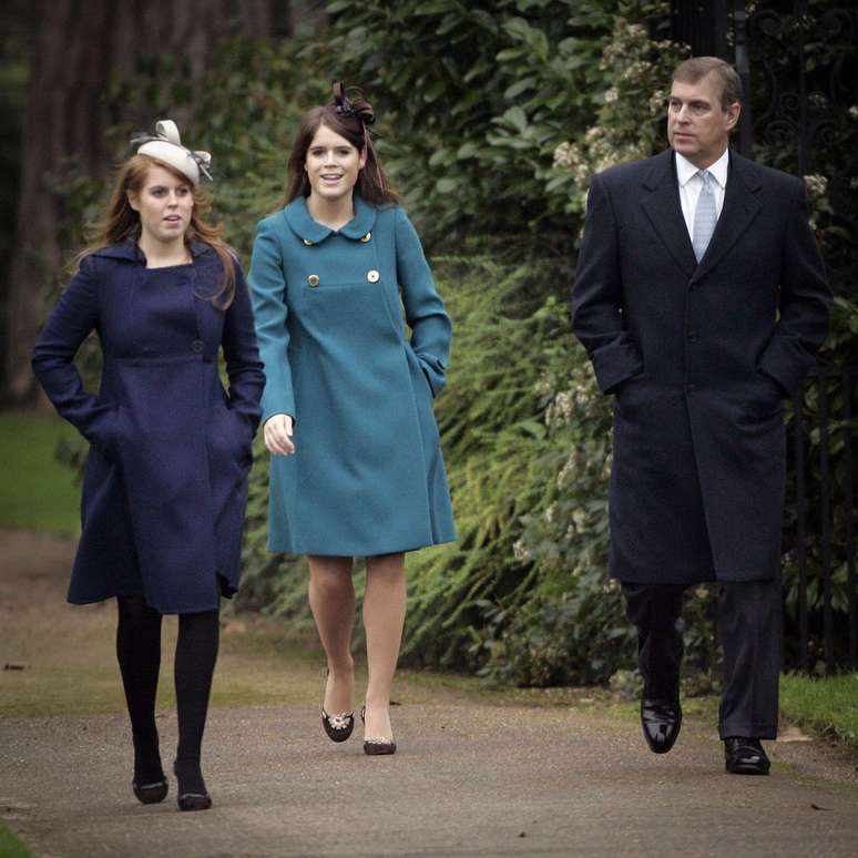 O Duque de York, a Princesa Beatrice e a Princesa Eugenie indo &agrave; missa de Natal na Igreja de Sandringham, em 2006.
